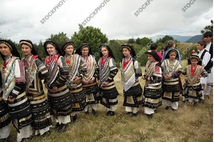 Каракачани в традиционни народни носии