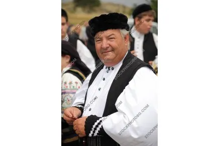 Каракачани в традиционни народни носии
