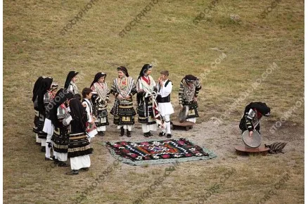 Каракачани в традиционни народни носии