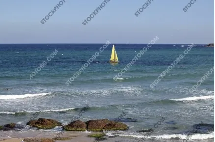 Лодка с жълти платна плава в Черно море