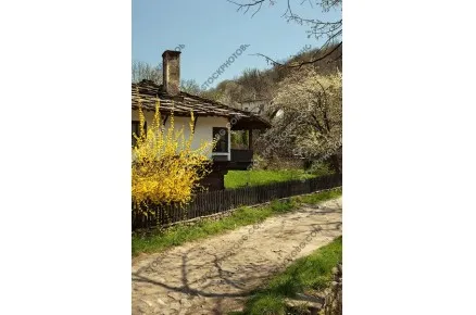Пролет в село Боженци. Възрожденски къщи.
