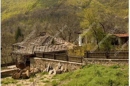 Пролет в село Боженци. Възрожденски къщи.