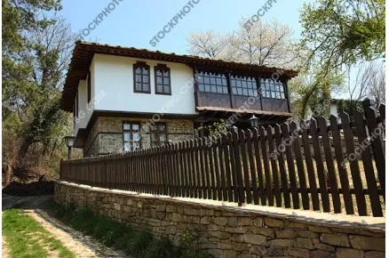 Пролет в село Боженци. Възрожденски къщи.