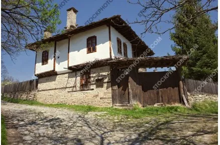 Пролет в село Боженци. Възрожденски къщи.