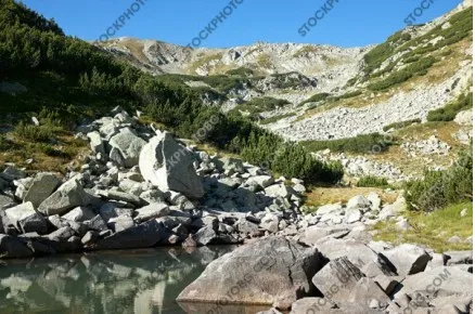 Снимка от Пирин планина със синьо небе и бели облаци