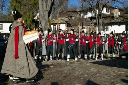 Коледари на фона на възрожденски къщи в село Боженци