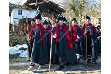 Коледари на фона на възрожденски къщи в село Боженци