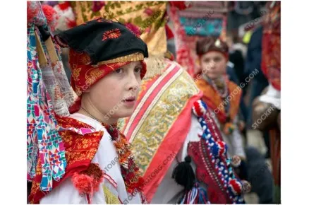 Дете облечено в национална носия по време на народен празник