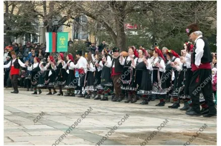 Народно хоро на площада в Карлово