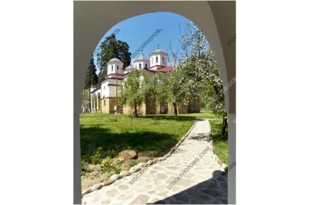 Пролет в Лопушанския манастир