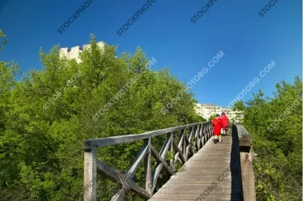 Снимка на кулата от крепостта "Червен" през пролетта