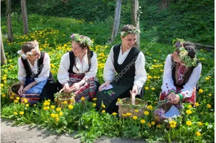 Лазаровден. Народни обичаи, лазарки. Лазаруване в Етъра
