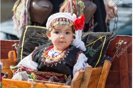 Народни носии. Деца в традиционна народна носия.