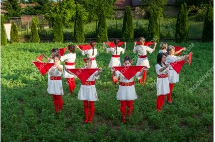Моми от поликраище в народни носии