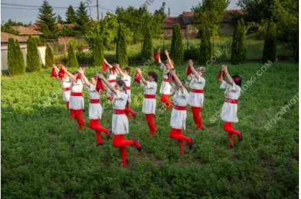 Моми от поликраище в народни носии