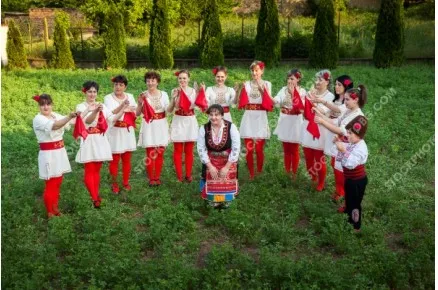 Моми от поликраище в народни носии