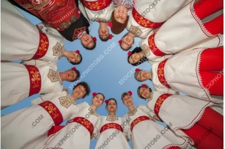Моми от поликраище в народни носии