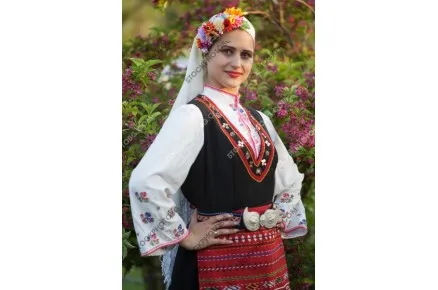 Моми от поликраище в народни носии