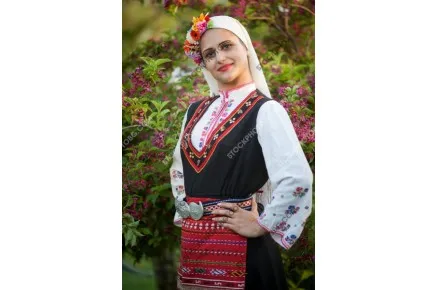 Моми от поликраище в народни носии