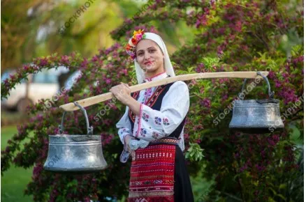 Моми от поликраище в народни носии