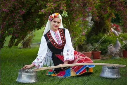 Моми от поликраище в народни носии