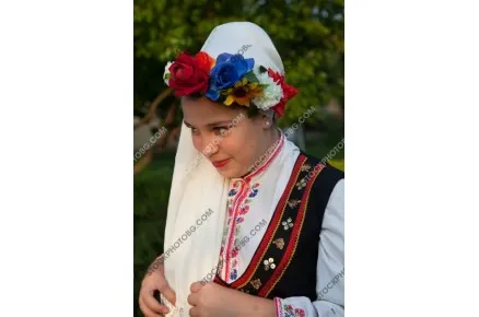 Моми от поликраище в народни носии