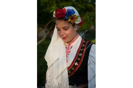 Моми от поликраище в народни носии