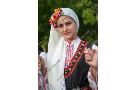 Моми от поликраище в народни носии