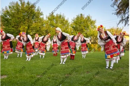 Моми от поликраище в народни носии