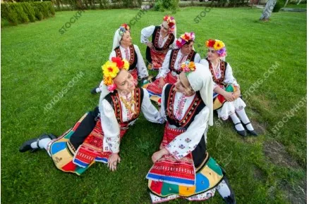 Моми от поликраище в народни носии