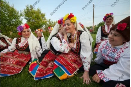 Моми от поликраище в народни носии