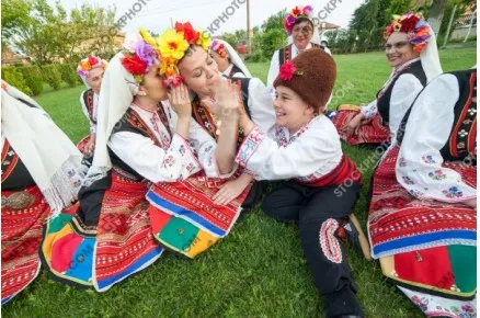 Моми от поликраище в народни носии