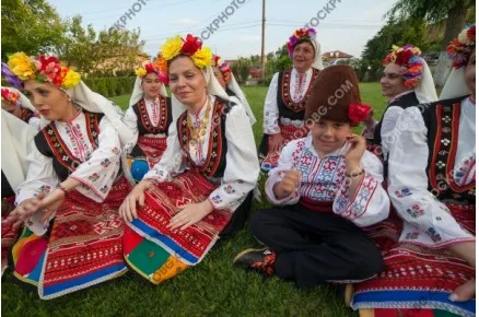 Моми от поликраище в народни носии