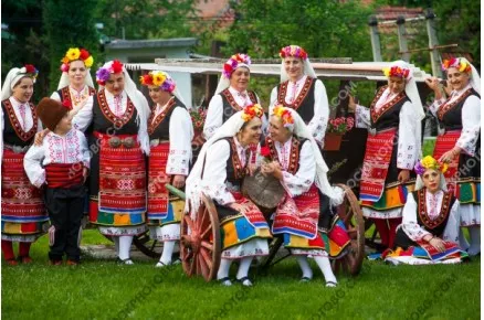 Моми от поликраище в народни носии