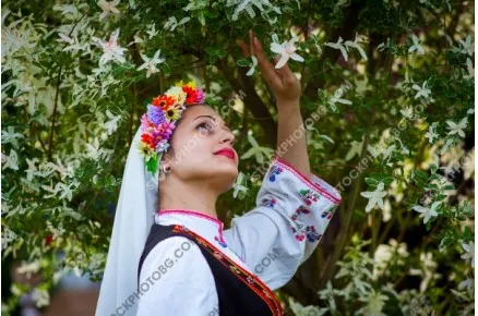 Моми от поликраище в народни носии