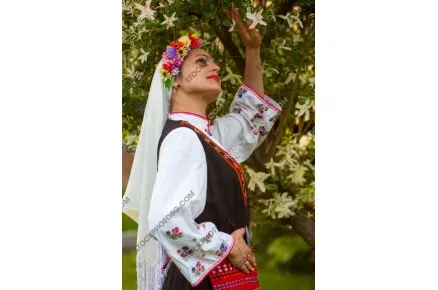 Моми от поликраище в народни носии