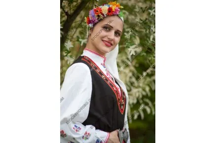 Моми от поликраище в народни носии