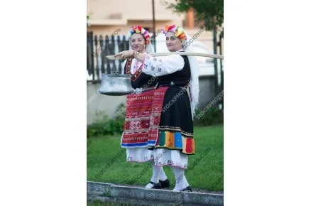 Моми от поликраище в народни носии