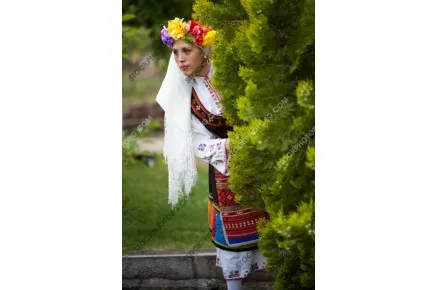 Моми от поликраище в народни носии