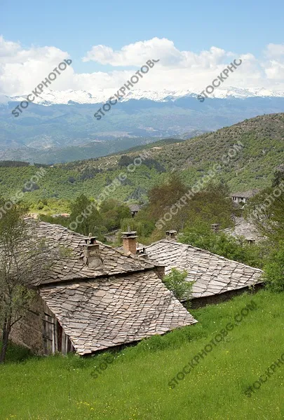 Възрожденски къщи в Село Лещен. Стари каменни къщи.