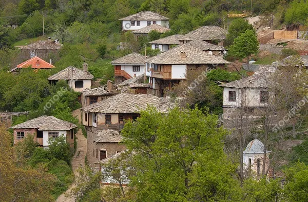 Възрожденски къщи в Село Лещен. Стари каменни къщи.