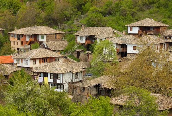Възрожденски къщи в Село Лещен. Стари каменни къщи.