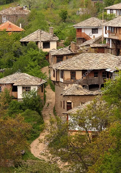 Възрожденски къщи в Село Лещен. Стари каменни къщи.