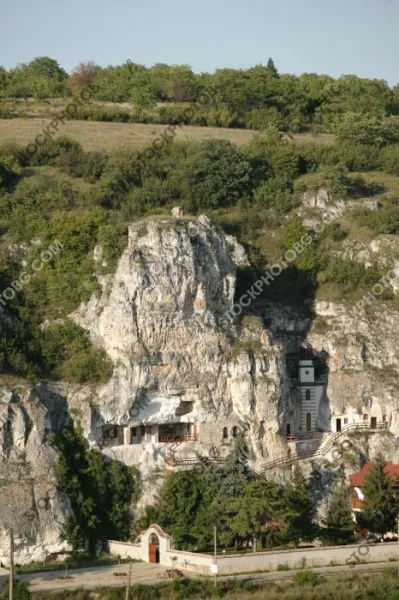 Басарбовски  скален манастир