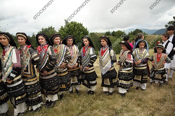 Каракачани в традиционни народни носии