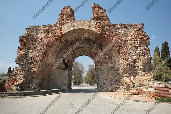 Портата (Арката) на Крепостта Хисар в град Хисаря