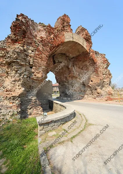 Портата (Арката) на Крепостта Хисар в град Хисаря