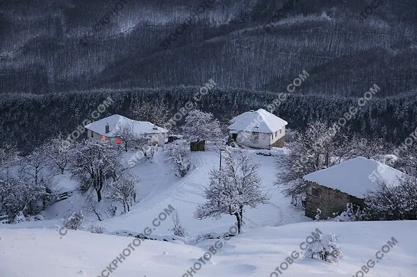 Зимни снимки в Родопите със стара къща. Къщи през зимата