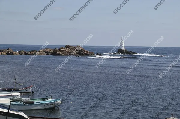 Бялият морски фар на град Ахтопол изграден върху скала  в Черно море