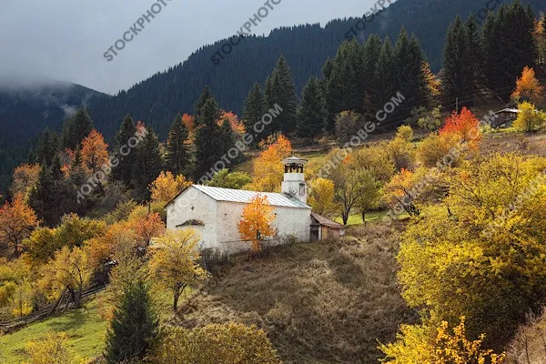 Църквата в село Гела, над Широка лъка в Родопите. Есенен пейзаж